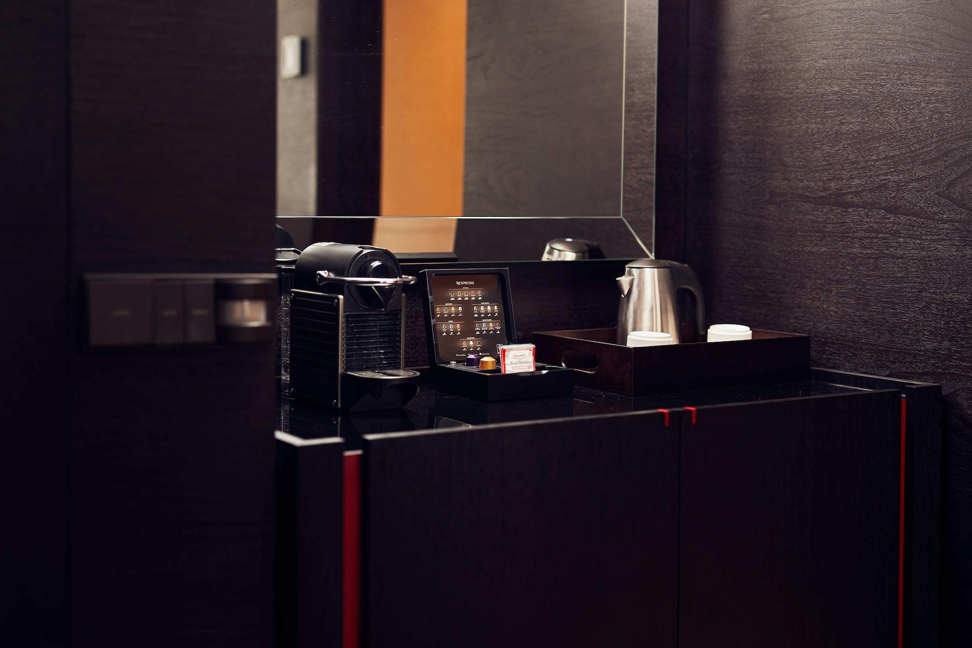 贝尔格莱德希尔顿酒店 外观 照片 A Nespresso machine in a hotel room