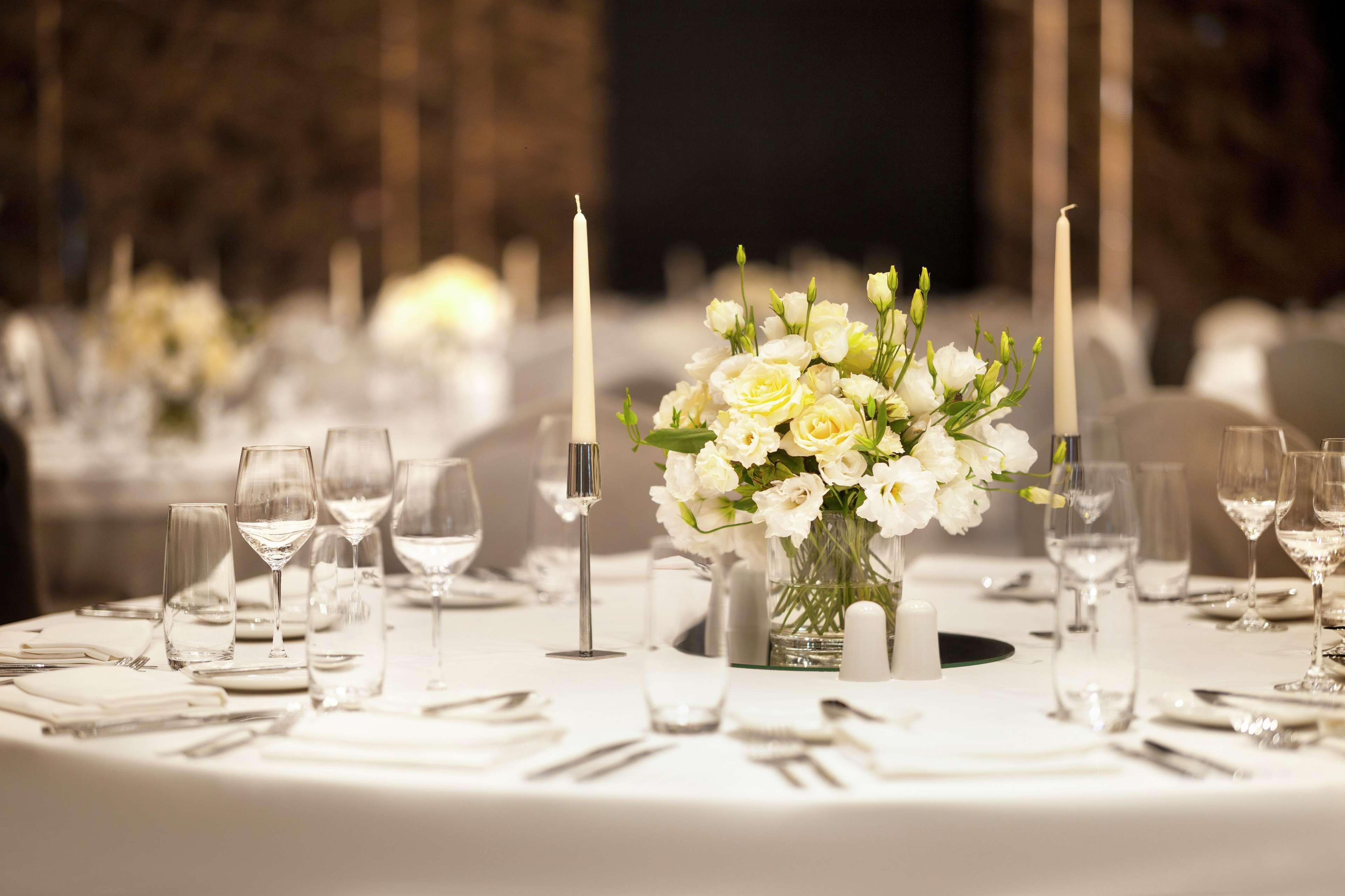 贝尔格莱德希尔顿酒店 外观 照片 A table set for a formal dinner